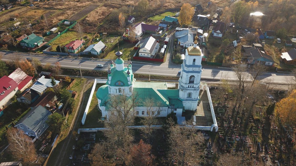 Хотеичи. Церковь Троицы Живоначальной. общий вид в ландшафте