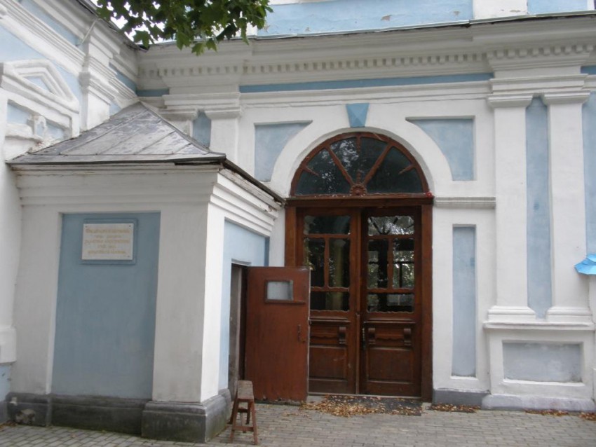 Церковь Введения во храм Пресвятой Богородицы, Дмитров (Дмитровский городской округ, Московская область). архитектурные детали, Вход в притвор