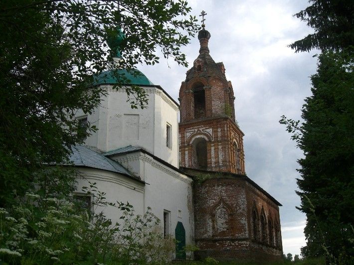 Церковь Воскресения Словущего, Карпово (Дмитровский городской округ, Московская область). архитектурные детали, Церковь Воскресения Словущего в селе Карпово, вид со стороны кладбища