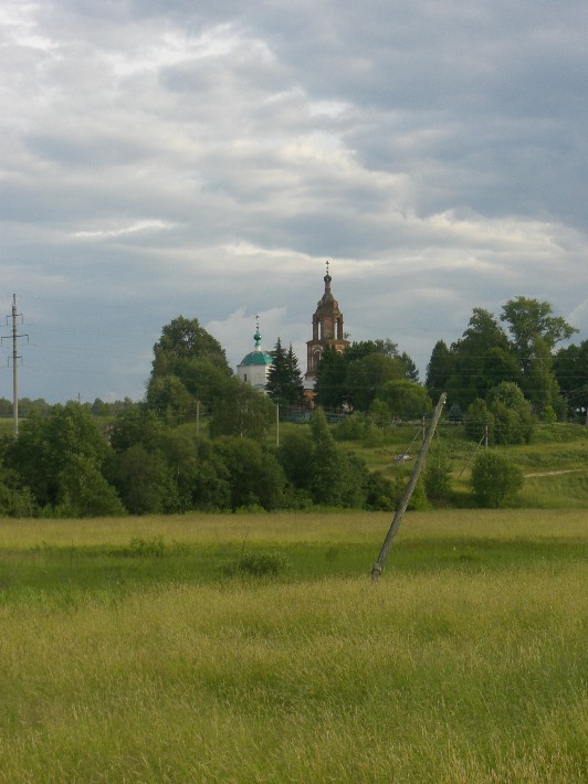 Церковь Воскресения Словущего, Карпово (Дмитровский городской округ, Московская область). общий вид в ландшафте, Церковь Воскресения Словущего в селе Карпово, вид с дороги