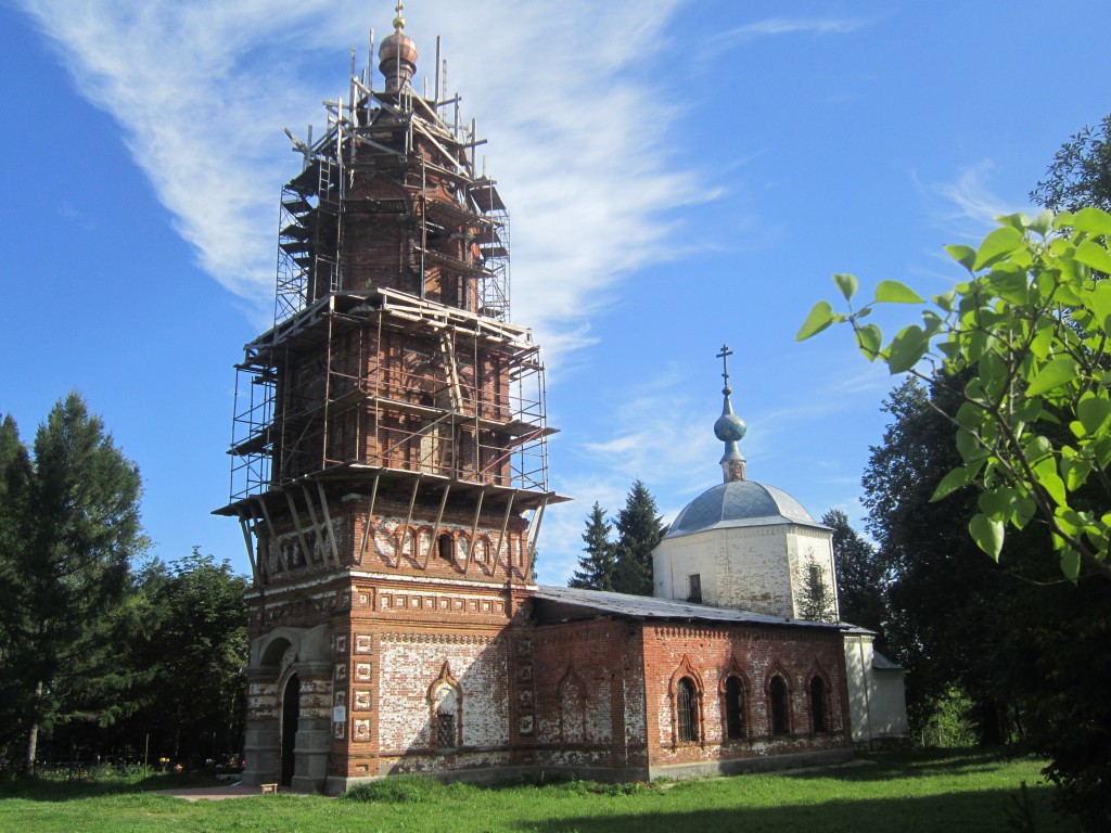 Церковь Воскресения Словущего, Карпово (Дмитровский городской округ, Московская область). фасады, В храме идут реставрационные работы.Службы проходят по большим праздникам.