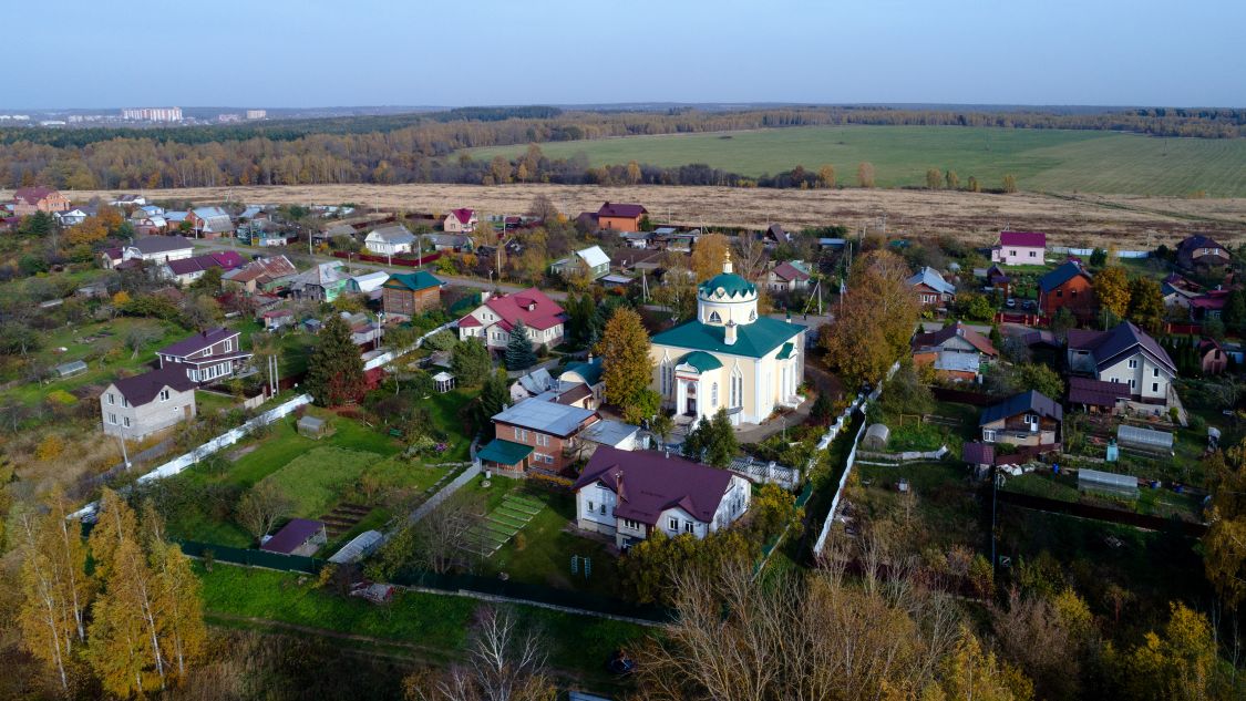 Яхрома. Церковь Вознесения Господня в Перемилове. общий вид в ландшафте