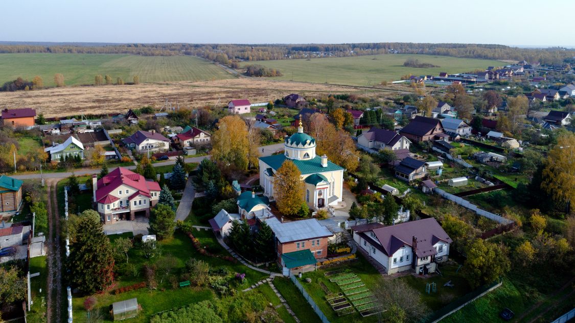 Яхрома. Церковь Вознесения Господня в Перемилове. общий вид в ландшафте