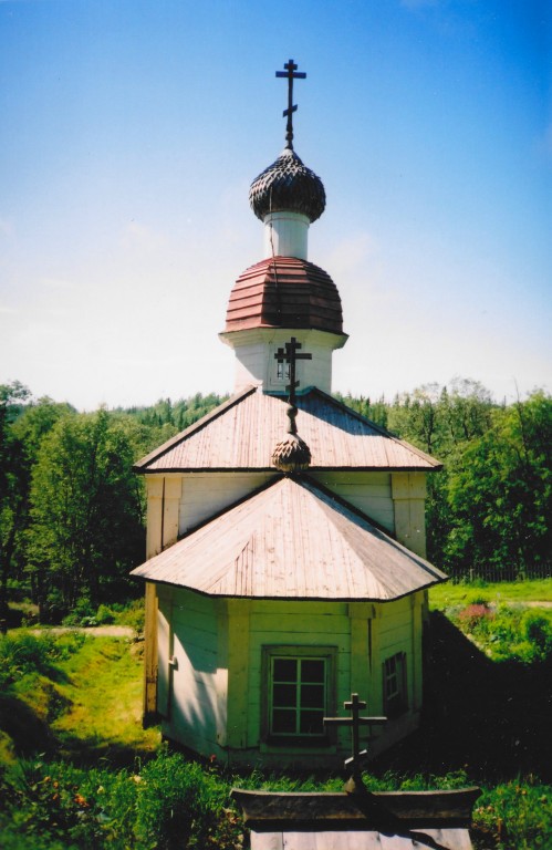 Анзерский, остров. Спасо-Преображенский Соловецкий монастырь. Голгофо-Распятский скит. Церковь Воскресения Христова. фасады, вид от ц.Распятия Христова