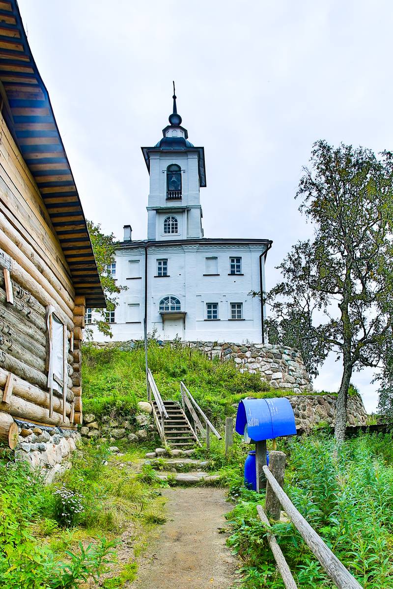 общий вид в ландшафте. Спасо-Преображенский Соловецкий монастырь. Голгофо-Распятский скит. Церковь Распятия Христова на горе Голгофа, Анзерский, остров (Соловецкий район, Архангельская область)