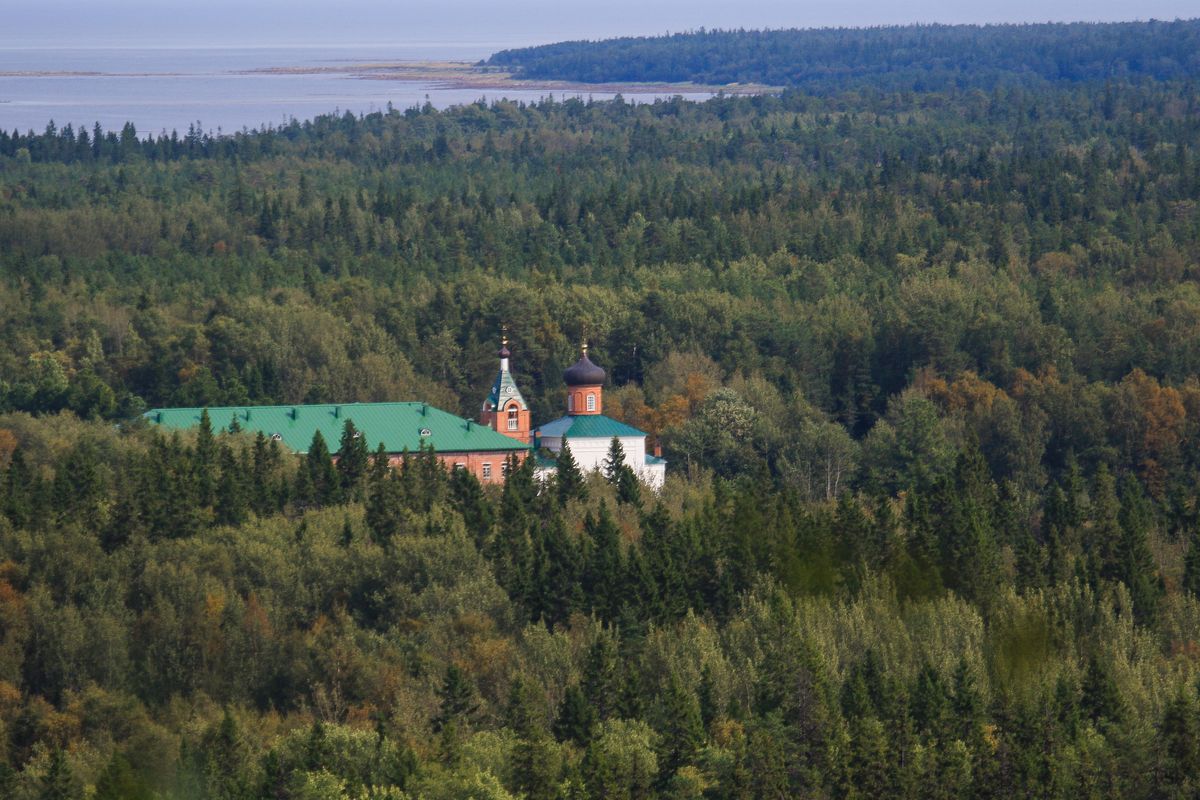 общий вид в ландшафте. Спасо-Преображенский Соловецкий монастырь. Савватиевский скит. Церковь Смоленской иконы Божией Матери, Соловецкие острова (Соловецкий район, Архангельская область)