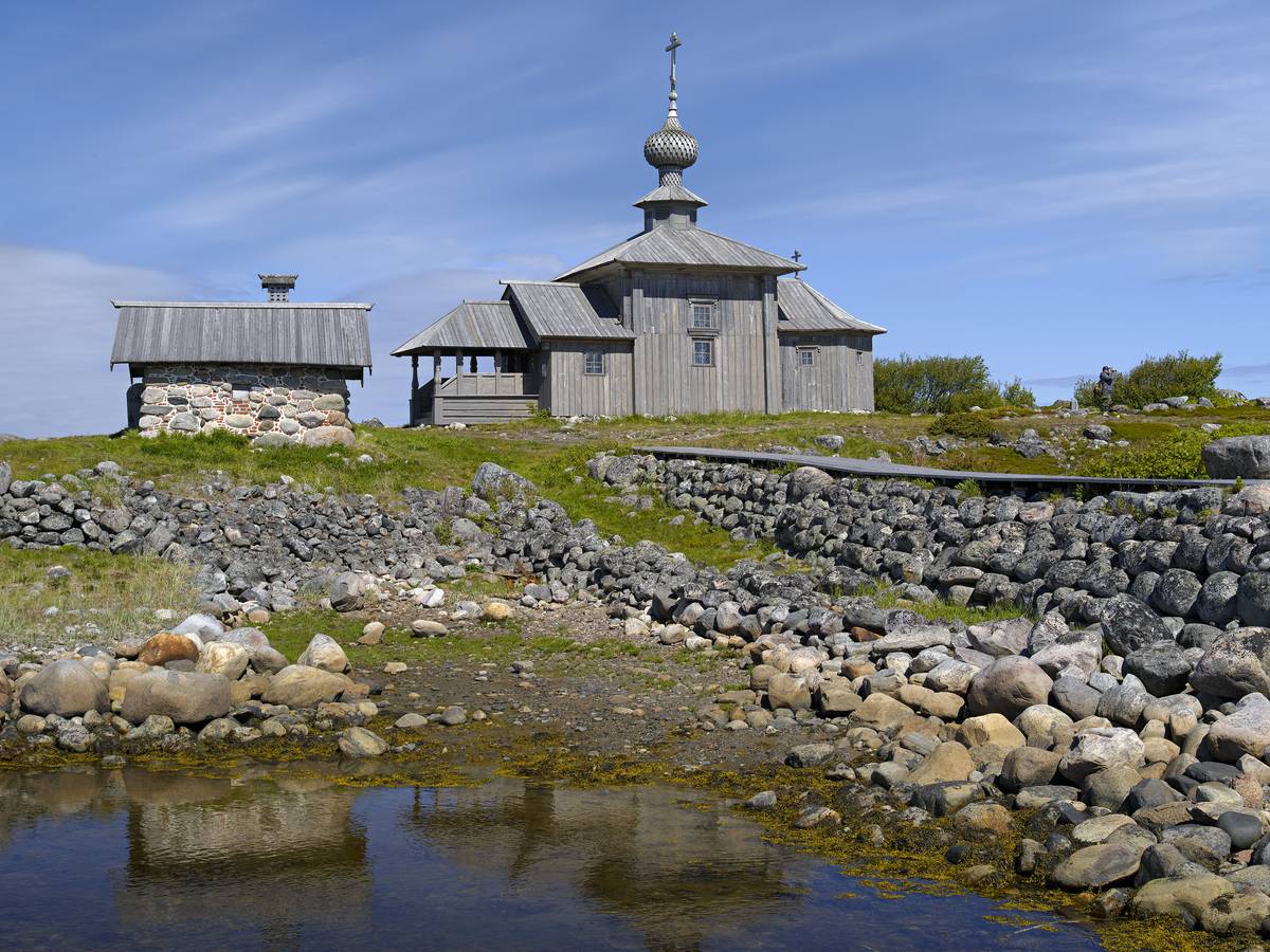 общий вид в ландшафте. Спасо-Преображенский Соловецкий монастырь. Андреевская пустынь. Церковь Андрея Первозванного, Большой Заяцкий, остров (Соловецкий район, Архангельская область)
