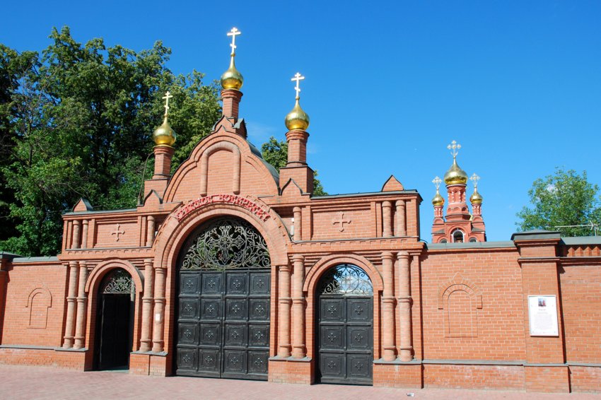 Красносельский. Ново-Алексеевский женский монастырь. Церковь Всех Святых. дополнительная информация, Входные врата