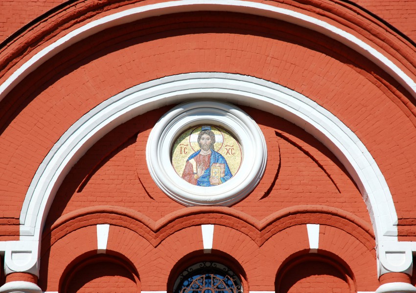 Ново-Алексеевский женский монастырь. Церковь Всех Святых, Красносельский (Центральный административный округ (ЦАО), г. Москва). архитектурные детали, Мозаичная икона "Спас Вседержитель", расположенная над входом в храм.