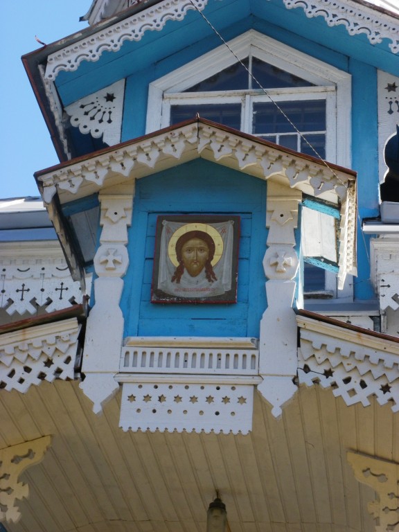 Церковь Петра и Павла, Сиверский (Гатчинский район, Ленинградская область). архитектурные детали, Крыльцо и образ Спаса Нерукотворного