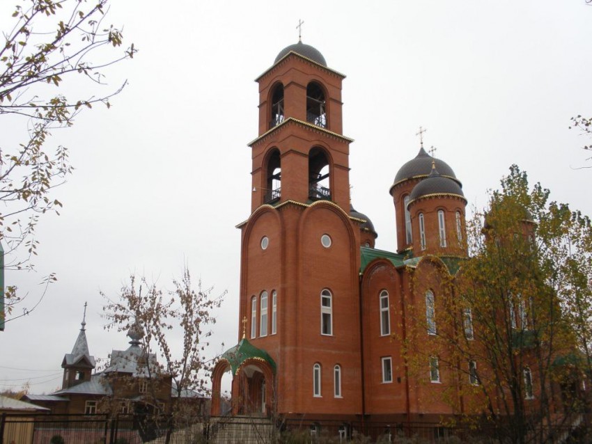 Церковь Троицы Живоначальной на Валентиновом поле (каменная), Королёв (Пушкинский район и гг. Ивантеевка, Королёв, Московская область). фасады, Вид с юго-запада: слева - малый Троицкий храм, справа - большой Троицкий храм.