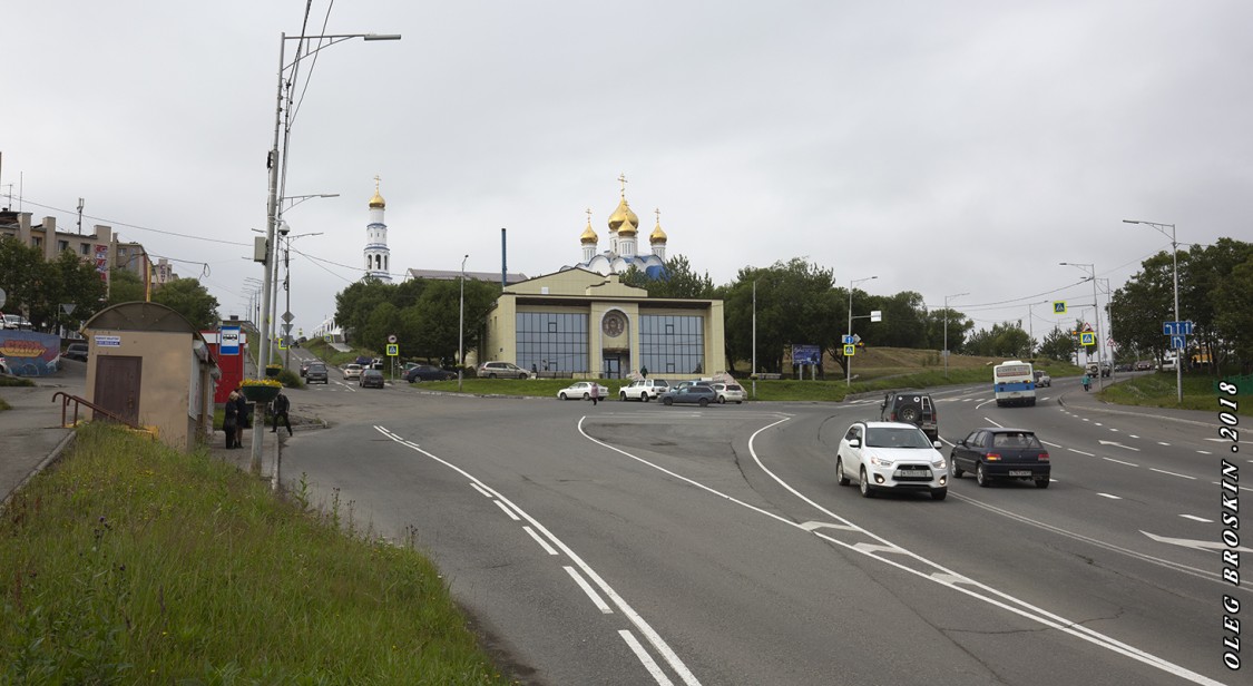 Петропавловск-Камчатский. Церковь Николая Чудотворца при Епархиальном духовно-просветительском центре. общий вид в ландшафте