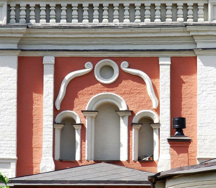 Церковь Троицы Живоначальной в Свиблове, Свиблово (Северо-Восточный административный округ (СВАО), г. Москва). архитектурные детали, Фрагмент восточного фасада
