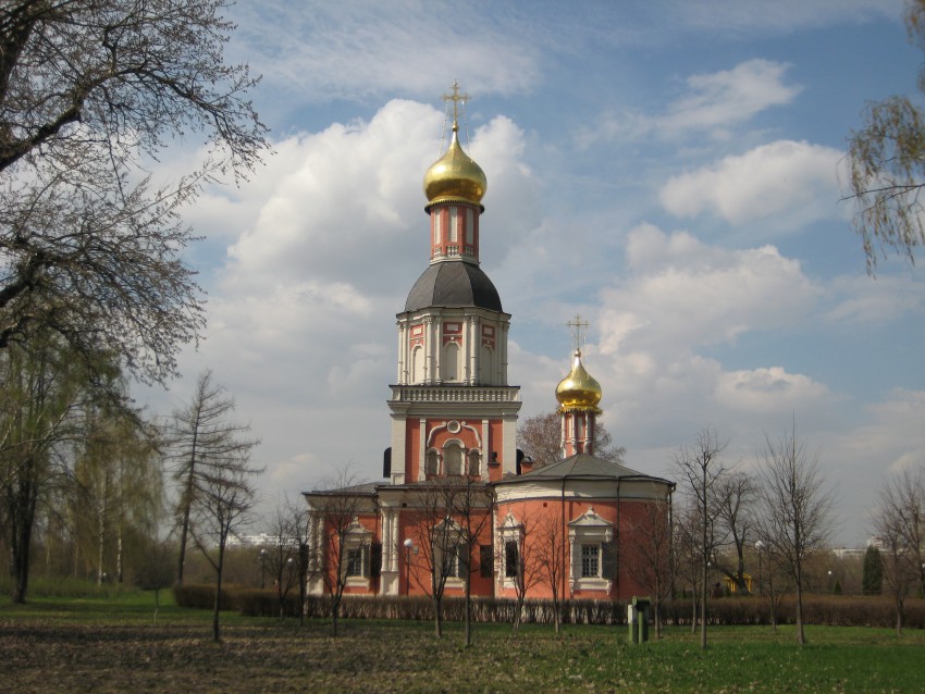Церковь Троицы Живоначальной в Свиблове, Свиблово (Северо-Восточный административный округ (СВАО), г. Москва). общий вид в ландшафте