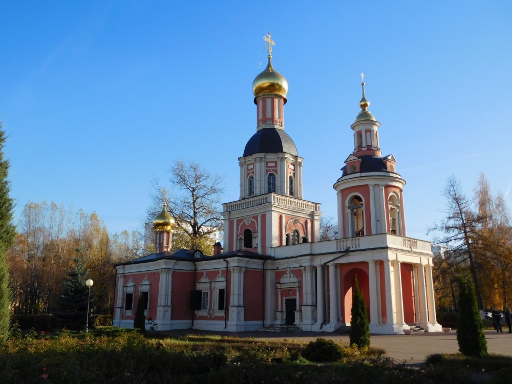Храм Троицы Живоначальной на улице Дмитриевского