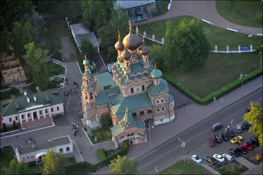 Останкинский. Церковь Троицы Живоначальной в Останкине. общий вид в ландшафте, Вид с Останкинской телебашни