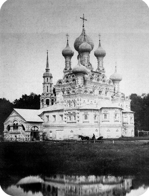 Останкинский. Церковь Троицы Живоначальной в Останкине. архивная фотография, Фото с сайта http://sontucio.livejournal.com/330376.html