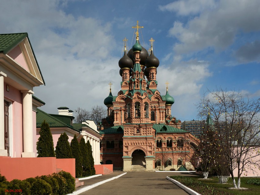 Церковь Троицы Живоначальной в Останкине, Останкинский (Северо-Восточный административный округ (СВАО), г. Москва). общий вид в ландшафте