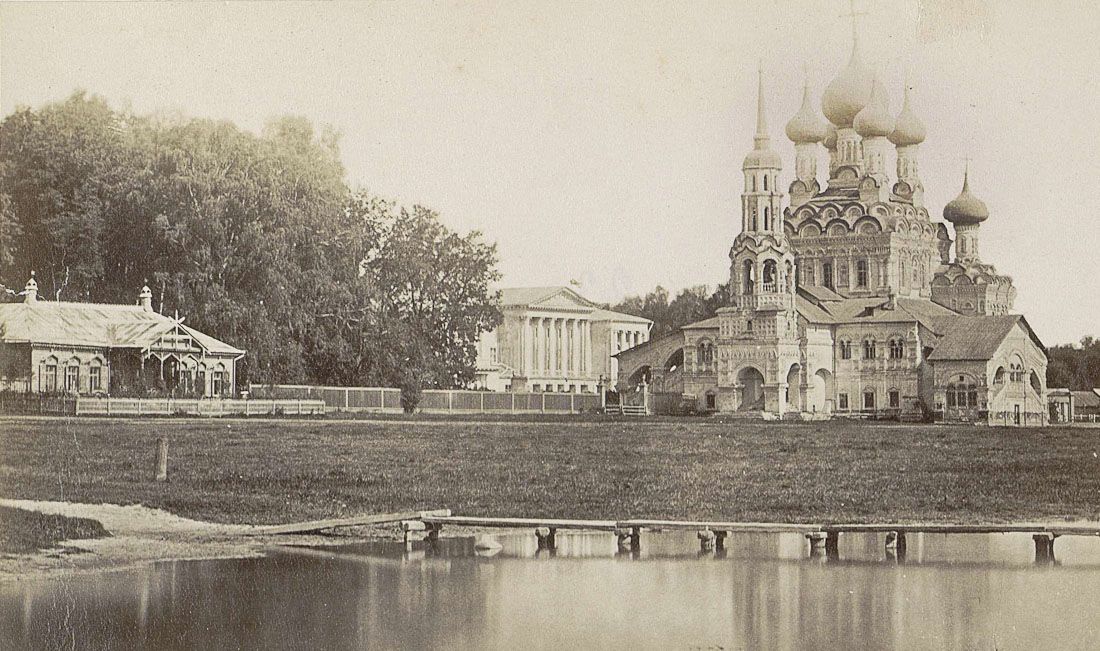 Церковь Троицы Живоначальной в Останкине, Останкинский (Северо-Восточный административный округ (СВАО), г. Москва). архивная фотография, Фотография с видом усадебного дворца и храма, выполнена в 1877 году