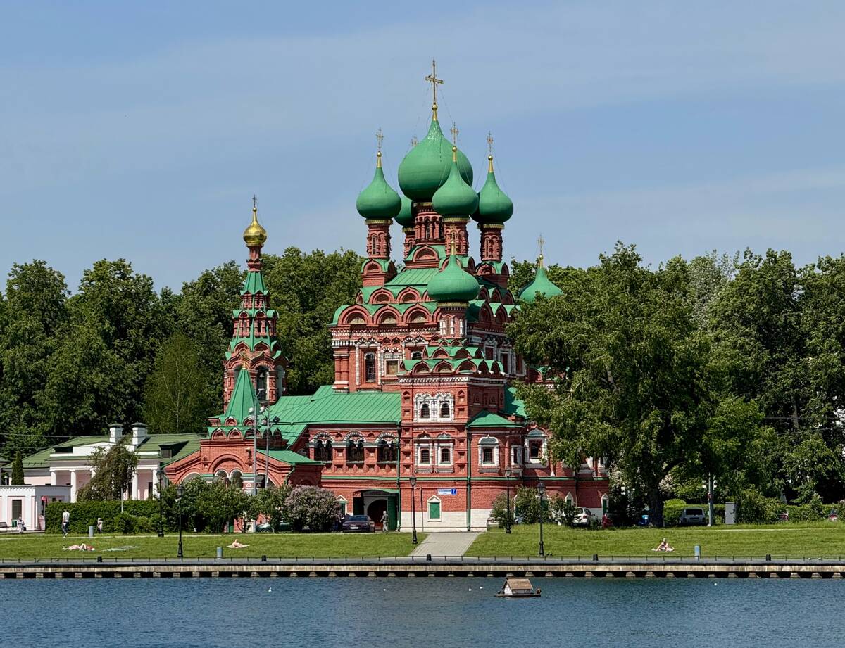Церковь Троицы Живоначальной в Останкине, Останкинский (Северо-Восточный административный округ (СВАО), г. Москва). общий вид в ландшафте, Вид через Останкинский пруд