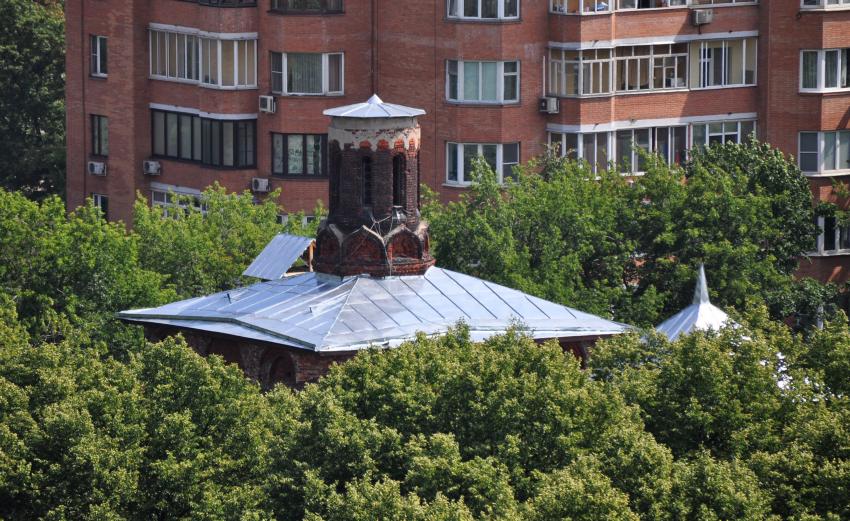 Церковь Смоленской иконы Божией Матери при бывшем Коронационном убежище, Сокольники (Восточный административный округ (ВАО), г. Москва). дополнительная информация, Вид на cохранившийся барабан храма из соседнего дома