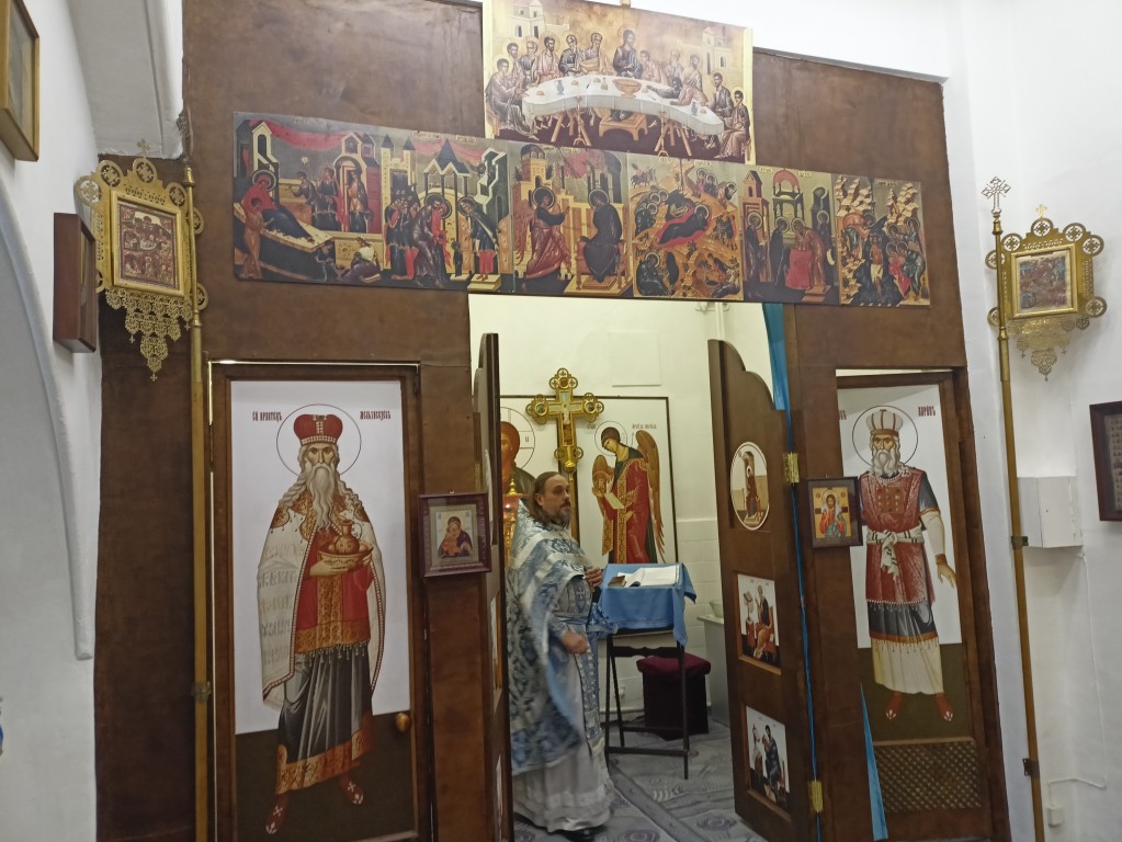 Церковь Смоленской иконы Божией Матери при бывшем Коронационном убежище, Сокольники (Восточный административный округ (ВАО), г. Москва). интерьер и убранство, Оборудованное под храм помещение в восточной части 2-го этажа здания. Иконостас и алтарь