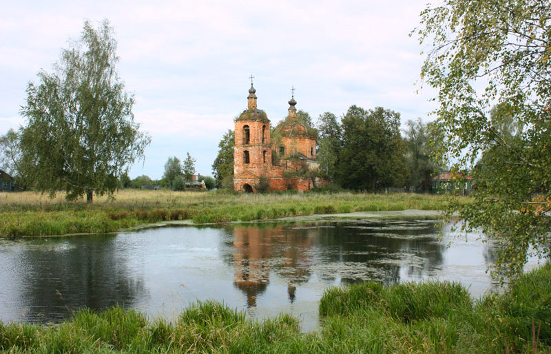 Церковь Рождества Пресвятой Богородицы, Лом (Касимовский район и г. Касимов, Рязанская область). общий вид в ландшафте, Общий вид церкви с юго-западной стороны.