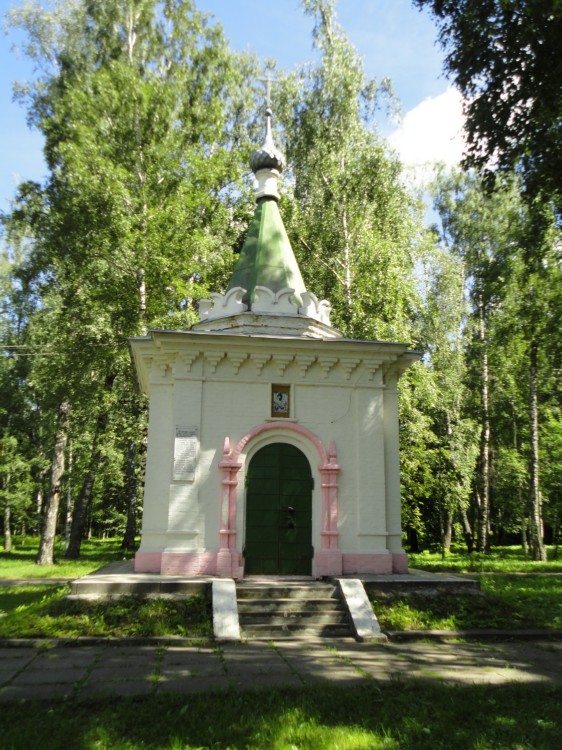 Часовня Феодора Стратилата на старом городском кладбище, Кострома (Кострома, город, Костромская область). общий вид в ландшафте