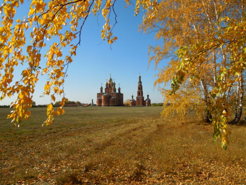 Набережный. Ачаирский монастырь Креста Господня. художественные фотографии, Свято-Успенский собор и пещерный храм во имя Живоносного Креста и Страстей Господних. Монастырская колокольня с приделами Кирилла и Мефодия и Константина и Елены. Ачаирский Крестовый монастырь. Омская область. Россия.