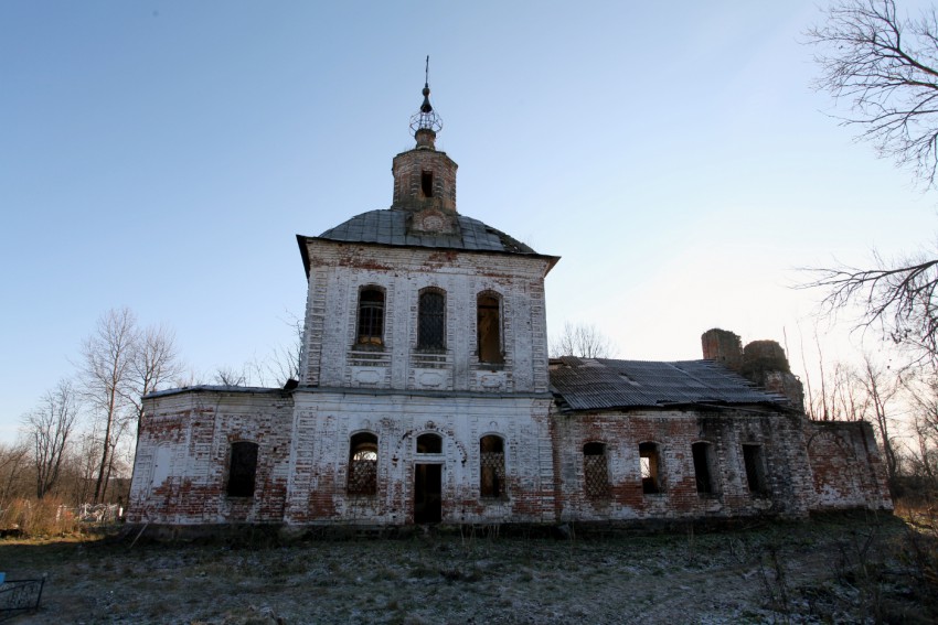 Гужово. Церковь Иоанна Богослова. общий вид в ландшафте