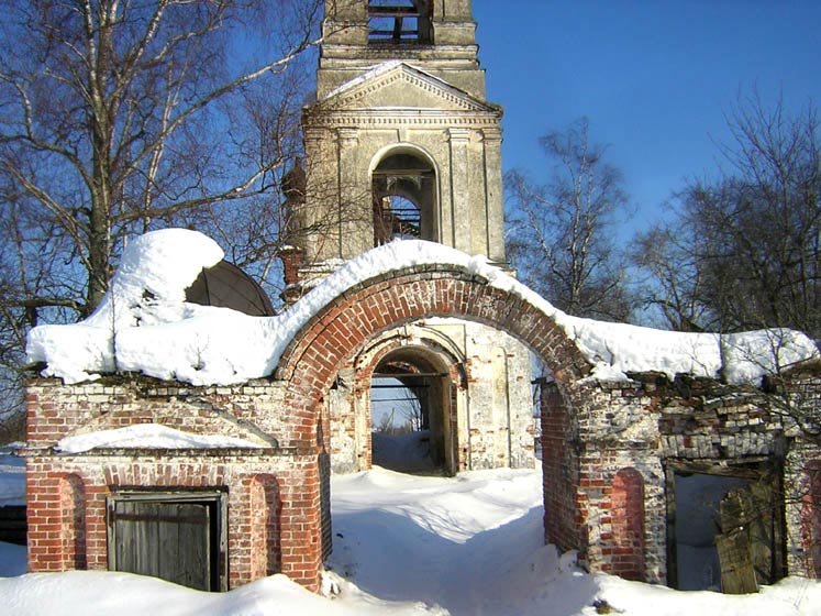Храмовый комплекс. Церкви Покрова Пресвятой Богородицы и Космы и Дамиана, Покров-Рогули (Пошехонский район, Ярославская область). дополнительная информация, Колокольня с воротами