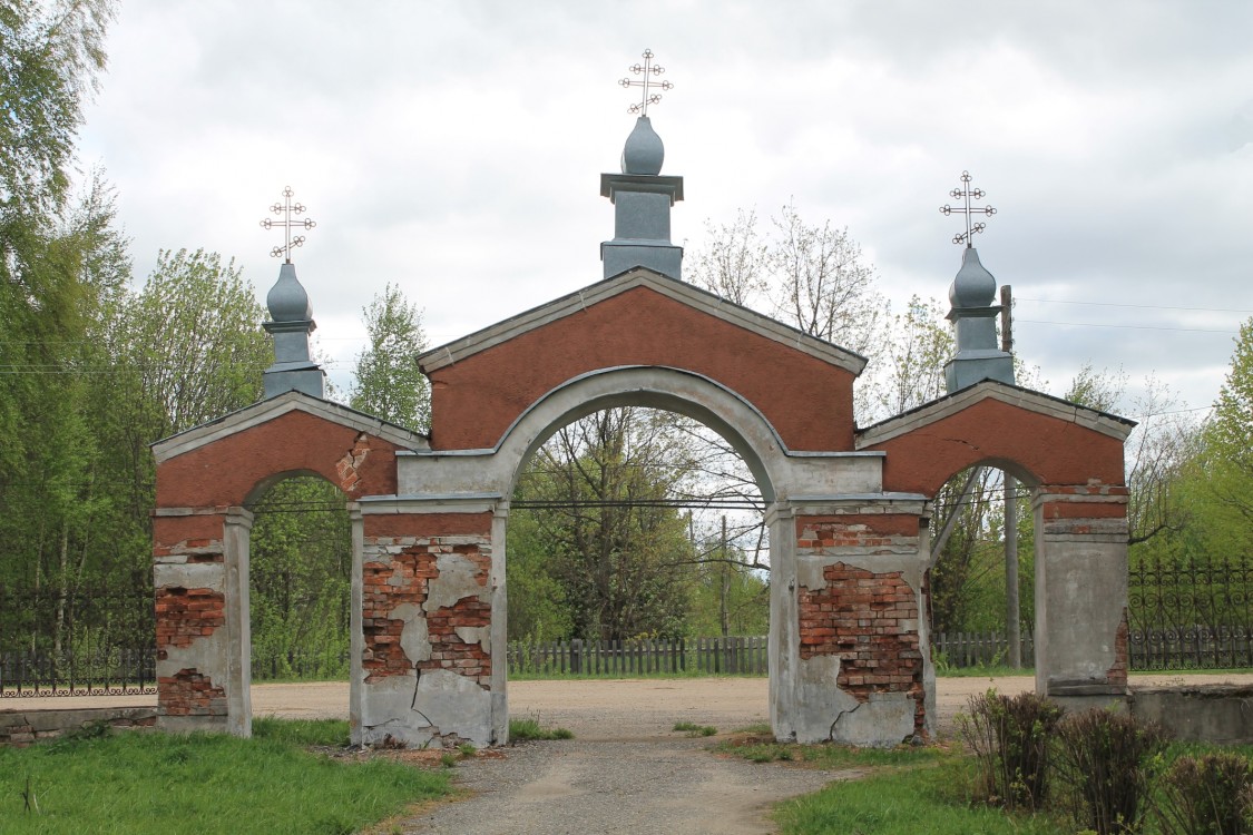 Церковь Успения Пресвятой Богородицы, Печёнкино (Шарьинский район, Костромская область). дополнительная информация, Церковная ограда. Ворота