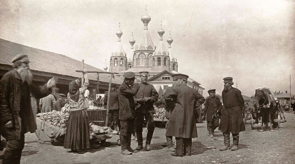 Собор Тихвинской иконы Божией Матери, Макарьев (Макарьевский район, Костромская область). архивная фотография, Уличная торговля
