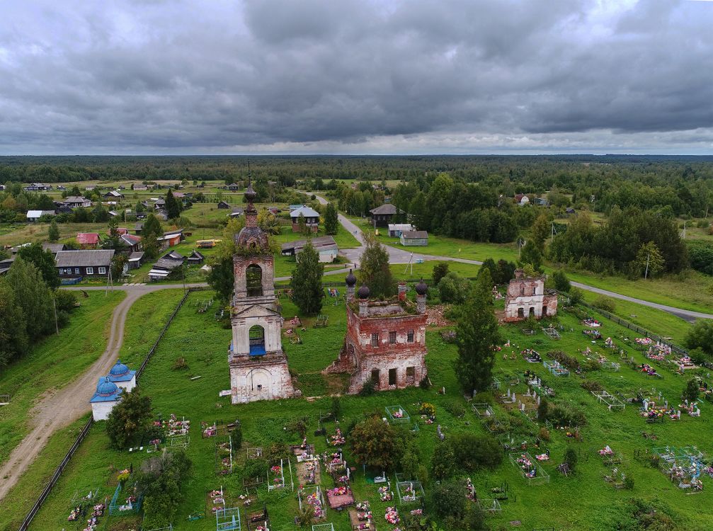 Покров-Рогули. Храмовый комплекс. Церкви Покрова Пресвятой Богородицы и Космы и Дамиана. общий вид в ландшафте