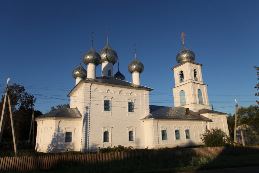 Дмитриевское. Церковь Жён-мироносиц. общий вид в ландшафте
