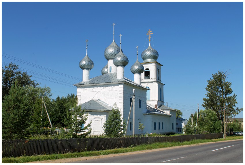 Церковь Жён-мироносиц, Дмитриевское (Пошехонский район, Ярославская область). общий вид в ландшафте