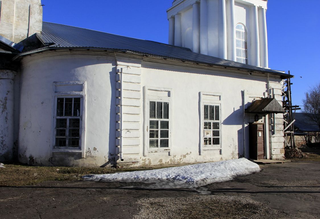 Собор Троицы Живоначальной, Ветлуга (Ветлужский район, Нижегородская область). архитектурные детали, Трапезная, и современный вход в храм.