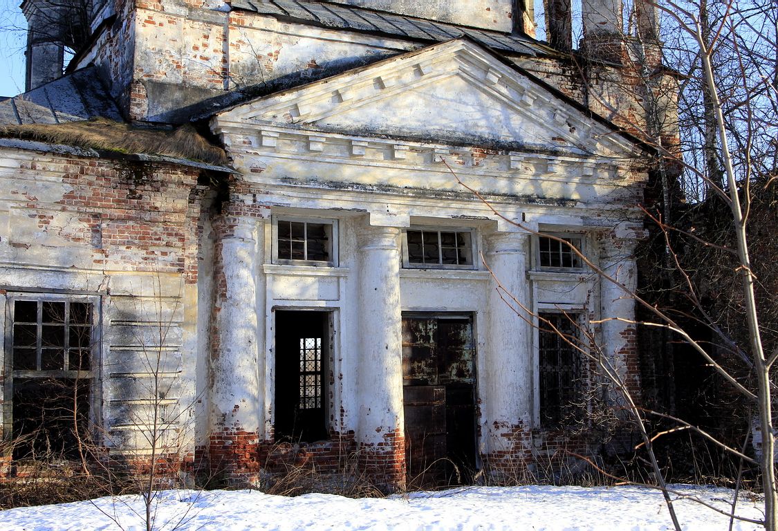 Новоуспенское. Церковь Успения Пресвятой Богородицы. архитектурные детали, Северный вход в холодныйхрам.