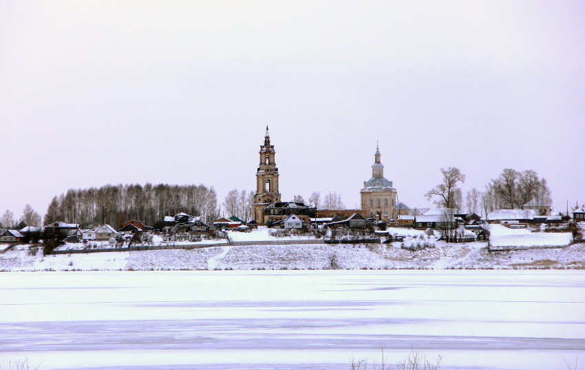 Среднеивкино. Церковь Троицы Живоначальной. общий вид в ландшафте