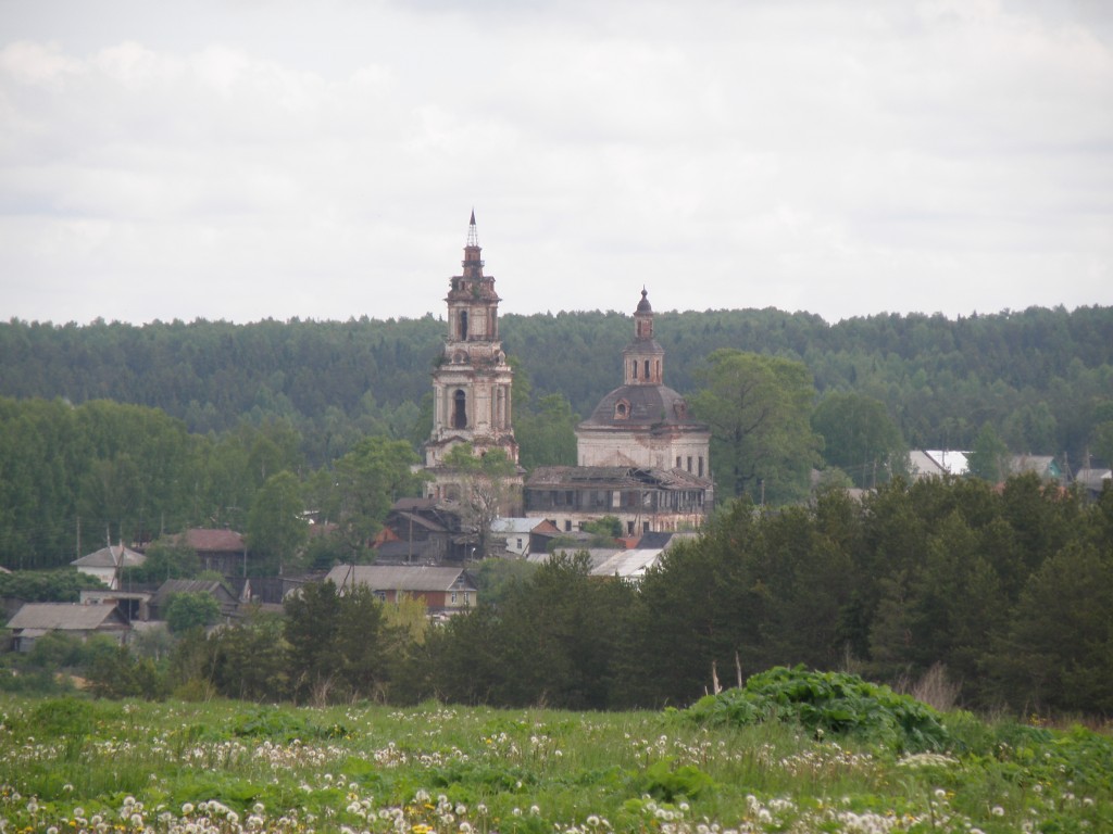 Среднеивкино. Церковь Троицы Живоначальной. общий вид в ландшафте