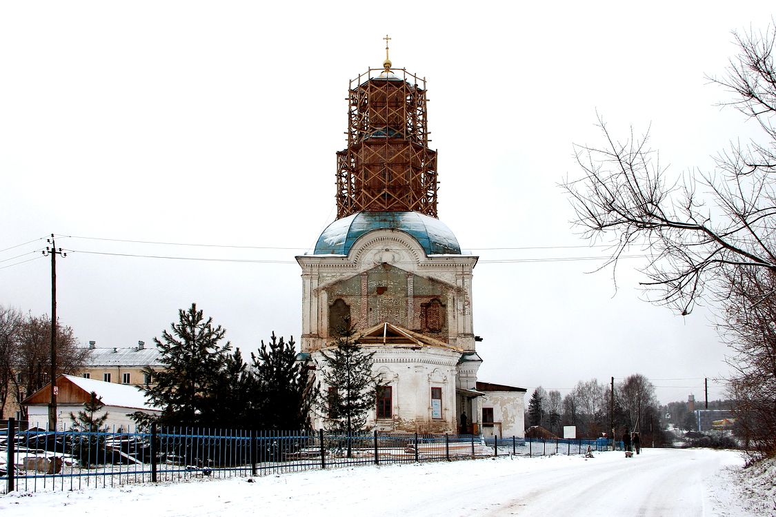 Церковь Рождества Пресвятой Богородицы, Нижнеивкино (Кумёнский район, Кировская область). фасады, Разобрали надстройку советских времен над апсидой. Появилось понимание окраски церкви в начале 20 века. Подобная зеленоватая побелка использовалась повсеместно. Ближайший пример - село Раменье.
