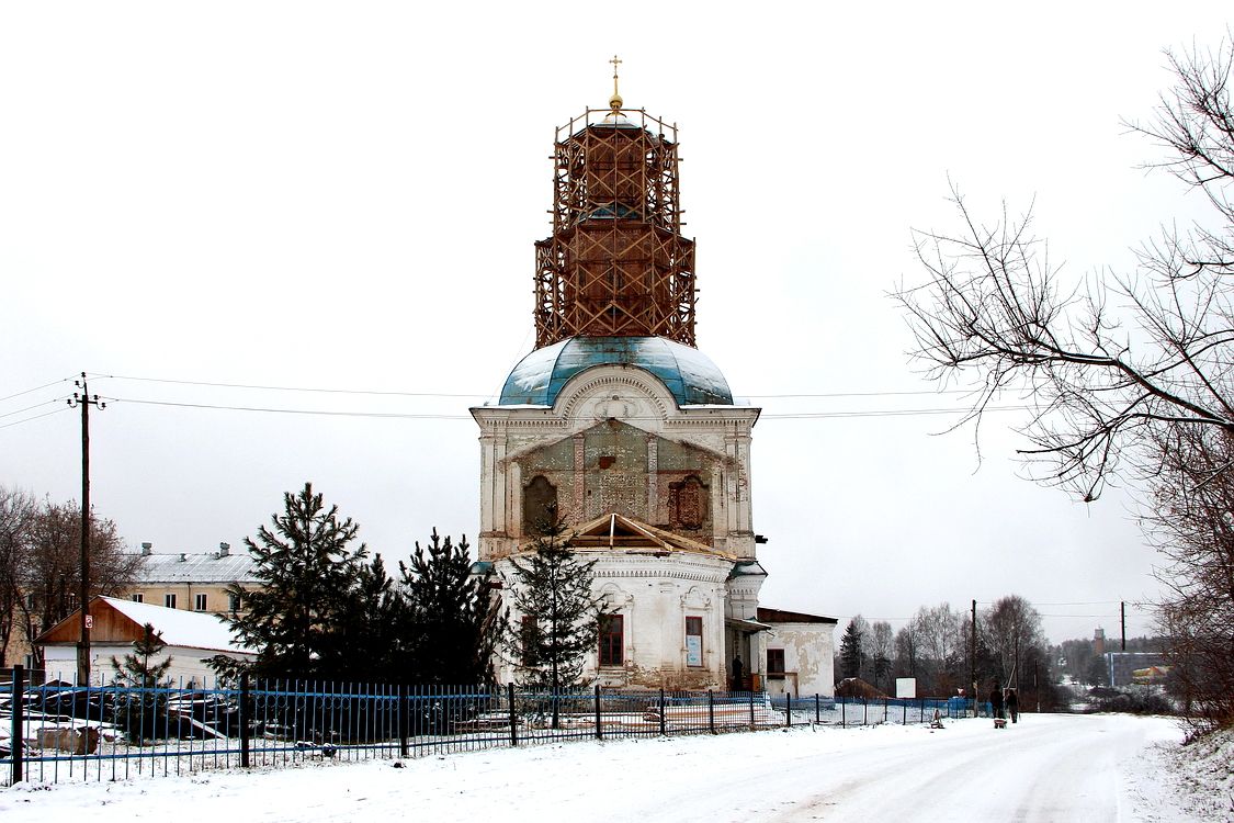 Нижнеивкино. Церковь Рождества Пресвятой Богородицы. фасады, Разобрали надстройку советских времен над апсидой. Появилось понимание окраски церкви в начале 20 века. Подобная зеленоватая побелка использовалась повсеместно. Ближайший пример - село Раменье.