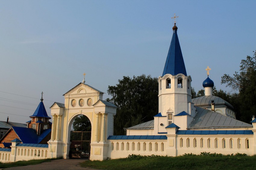 Советск. Церковь Покрова Пресвятой Богородицы. общий вид в ландшафте