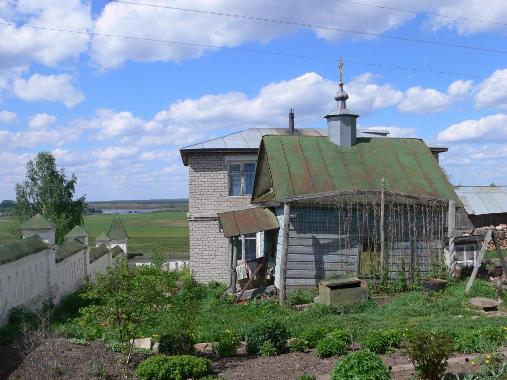 Церковь Покрова Пресвятой Богородицы, Советск (Советский район, Кировская область). дополнительная информация, Часовня в ограде
