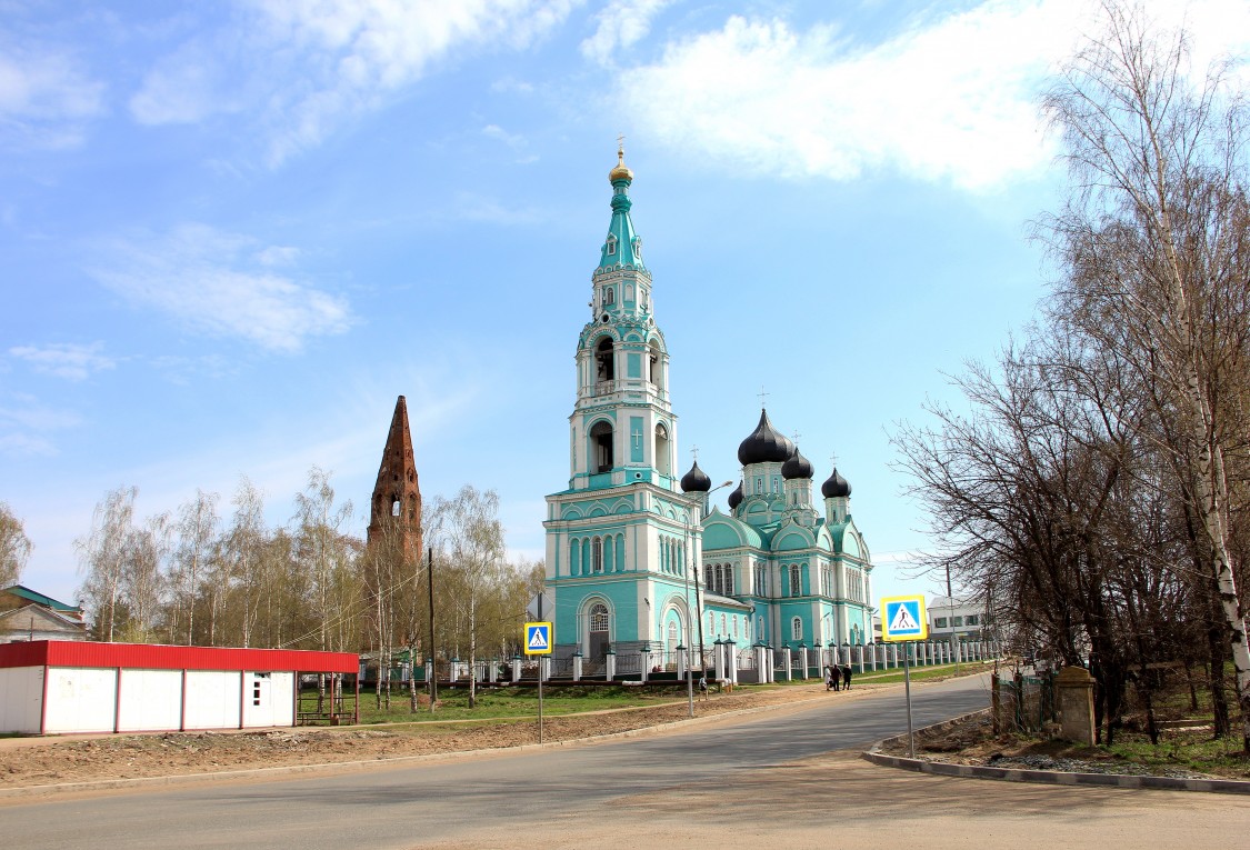 Яранск. Собор Троицы Живоначальной. общий вид в ландшафте