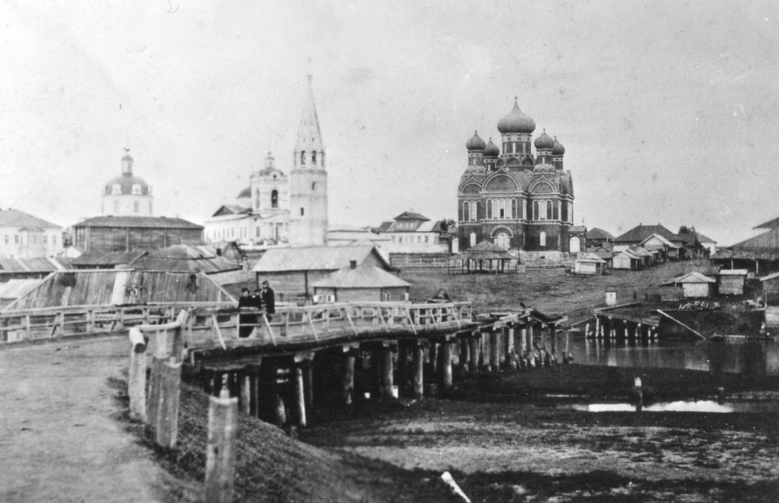 Собор Троицы Живоначальной, Яранск (Яранский район, Кировская область). архивная фотография, С сайта: http://adsl.zveronline.ru/projects/articles/2011/03/28/yaransk (кадрировано)