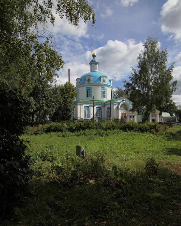 Яранск. Кафедральный собор Успения Пресвятой Богородицы. общий вид в ландшафте