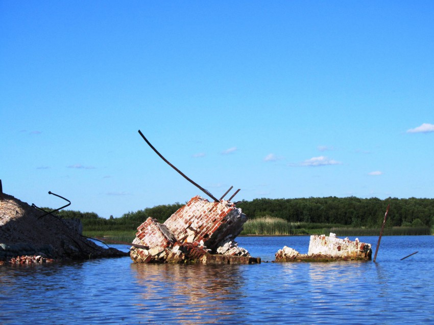 Крохино (акватория Шекснинского водохранилища). Церковь Рождества Христова. архитектурные детали, рухнувший юго-восточный угол основного объема