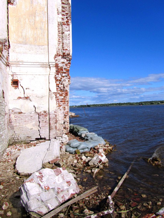 Крохино (акватория Шекснинского водохранилища). Церковь Рождества Христова. архитектурные детали, работы по обваловке на месте рухнувшего юго-западного угла церкви