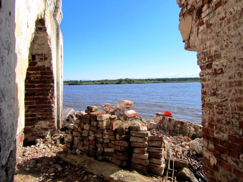 Крохино (акватория Шекснинского водохранилища). Церковь Рождества Христова. архитектурные детали, вход в колокольню и уцелевший фрагмент западной стены